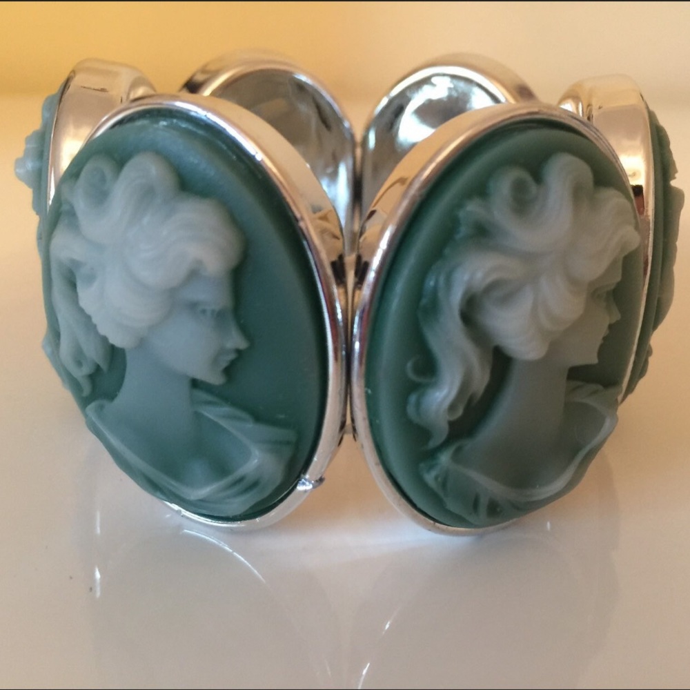 Cameo strech bracelet (new)
